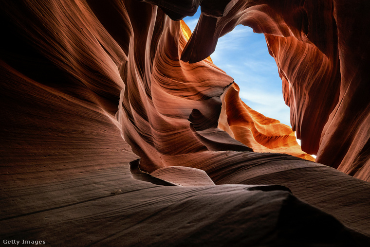 Arizona egyik legikonikusabb természeti csodája, az Antilop-kanyon&nbsp;Az Antilop-kanyon az egyik legkülönlegesebb szurdok a világon, amelyet a víz és a szél közösen formált évezredek alatt