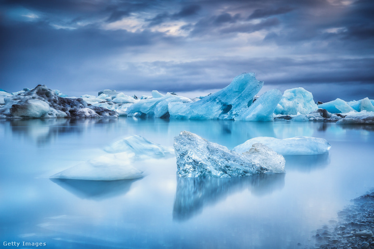 A jég és a fekete homok találkozása: Jökulsárlón, Izland Izland egyik legvarázslatosabb helye a Jökulsárlón-gleccserlagúna, ahol hatalmas, jégtömbök sodródnak a tenger felé