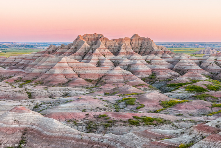 A sziklák birodalma: Badlands Nemzeti Park, USA&nbsp;A dél-dakotai Badlands Nemzeti Park egy különleges, holdbéli tájra emlékeztető terület, ahol a természet millió éveken át formálta a látványos sziklaképződményeket