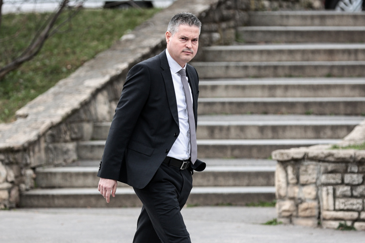 Házkutatást tartottak a korrupcióval gyanúsított Sára Botond lakásán, megszólalt a főispán