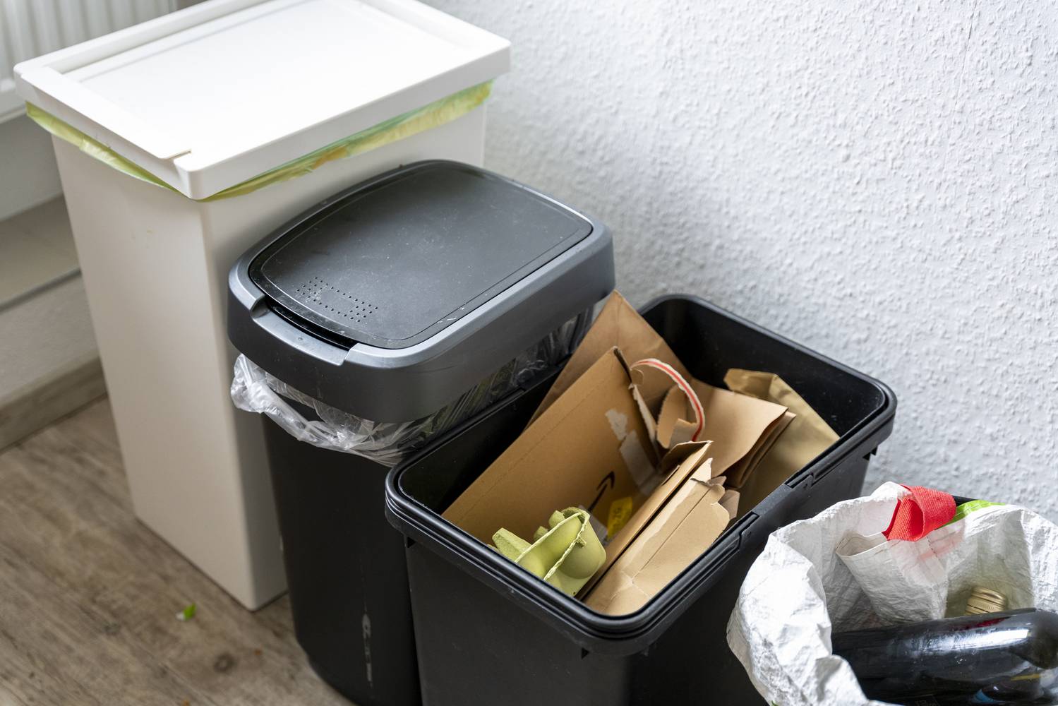 A szemetest sokan csak akkor takarítják, ha valami beleborul. Érdemesebb lenne azonban ennél sűrűbben - lehetőleg hetente átmosni fertőtlenítőszerrel a konyhai kukákat, hiszen ételmaradék jó eséllyel ragad rájuk.