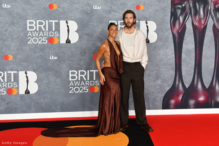 Vick Hope egy dekoltázs hangsúlyos ruhában pózolt a mindig szexi Calvin Harris mellett.