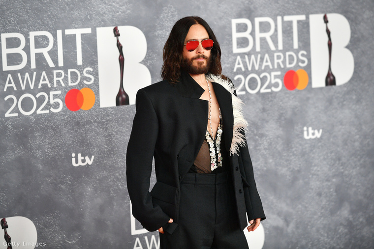 Jared Leto hozta a formáját, és egy egyedi, extravagáns szerelésben lépett vörös szőnyegre.