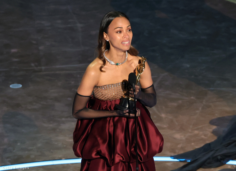 Zoë Saldana nyerte a legjobb női mellékszereplőnek járó díjat. (Fotó: Kevin Winter / Getty Images Hungary)