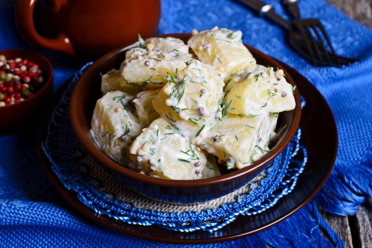 Már a tavaszra hangol ez a frissítő kapros, majonézes krumplisaláta.