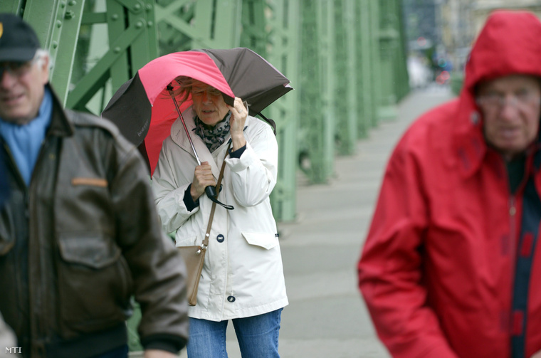 Turisták sétálnak a Szabadság hídon