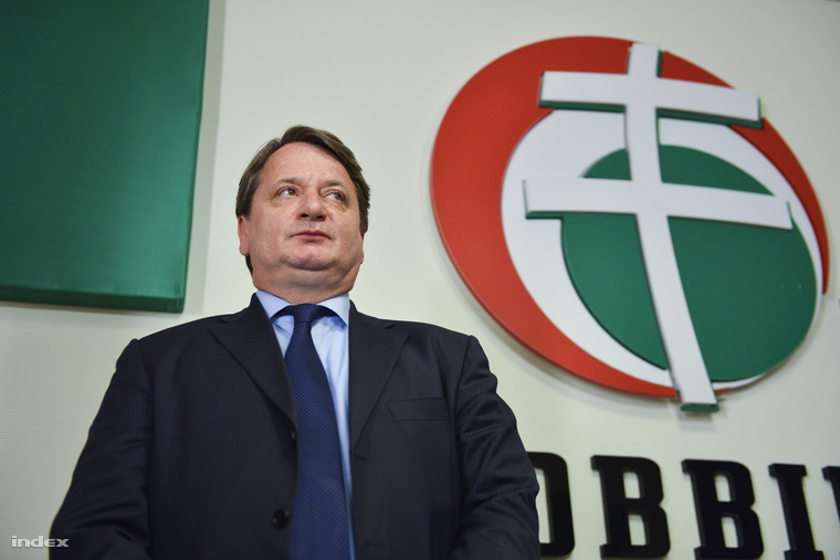 Kovács Béla az Jobbik EP-jelöltje a "Reagálás a koncepciós rágalmakra" témájú, Balczó Zoltánnal közösen tartott sajtótájékoztatón 2014. május 15-én.