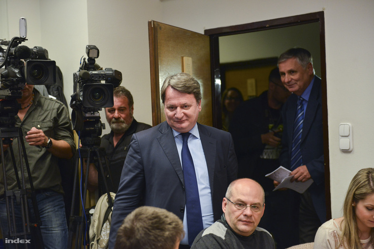 Balczó Zoltán és Kovács Béla érkezik a Képviselői Irodaházban tartott sajtótájékoztatóra 2014. május 15-én.