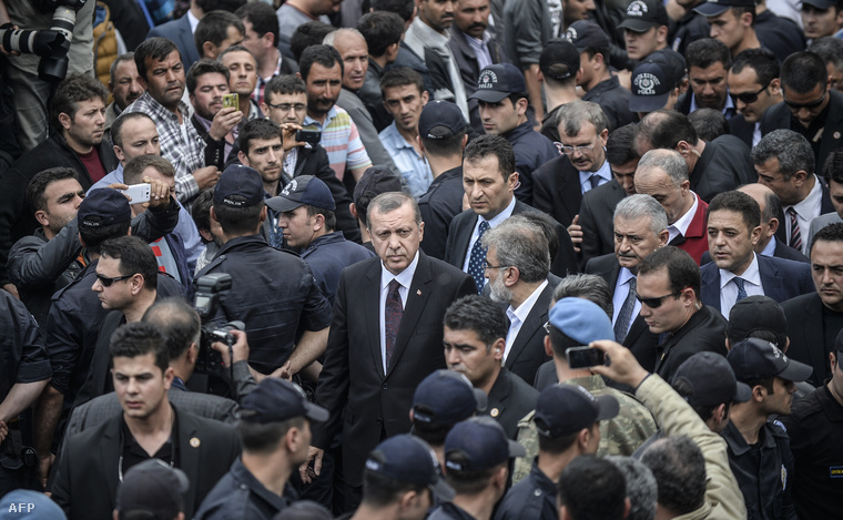 Recep Erdogan miniszterelnök a tragédia helyszínén