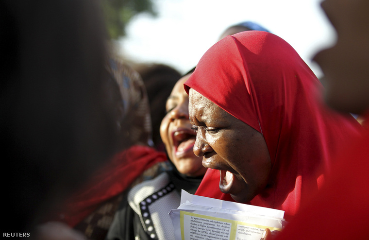 A Boko Haram ellen tüntető nő Abujában