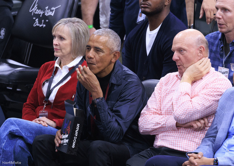 Barack Obamalaza popcorn rágcsálással figyelte az NBA meccset a Los Angeles Clippers és a Detroit Pistons között