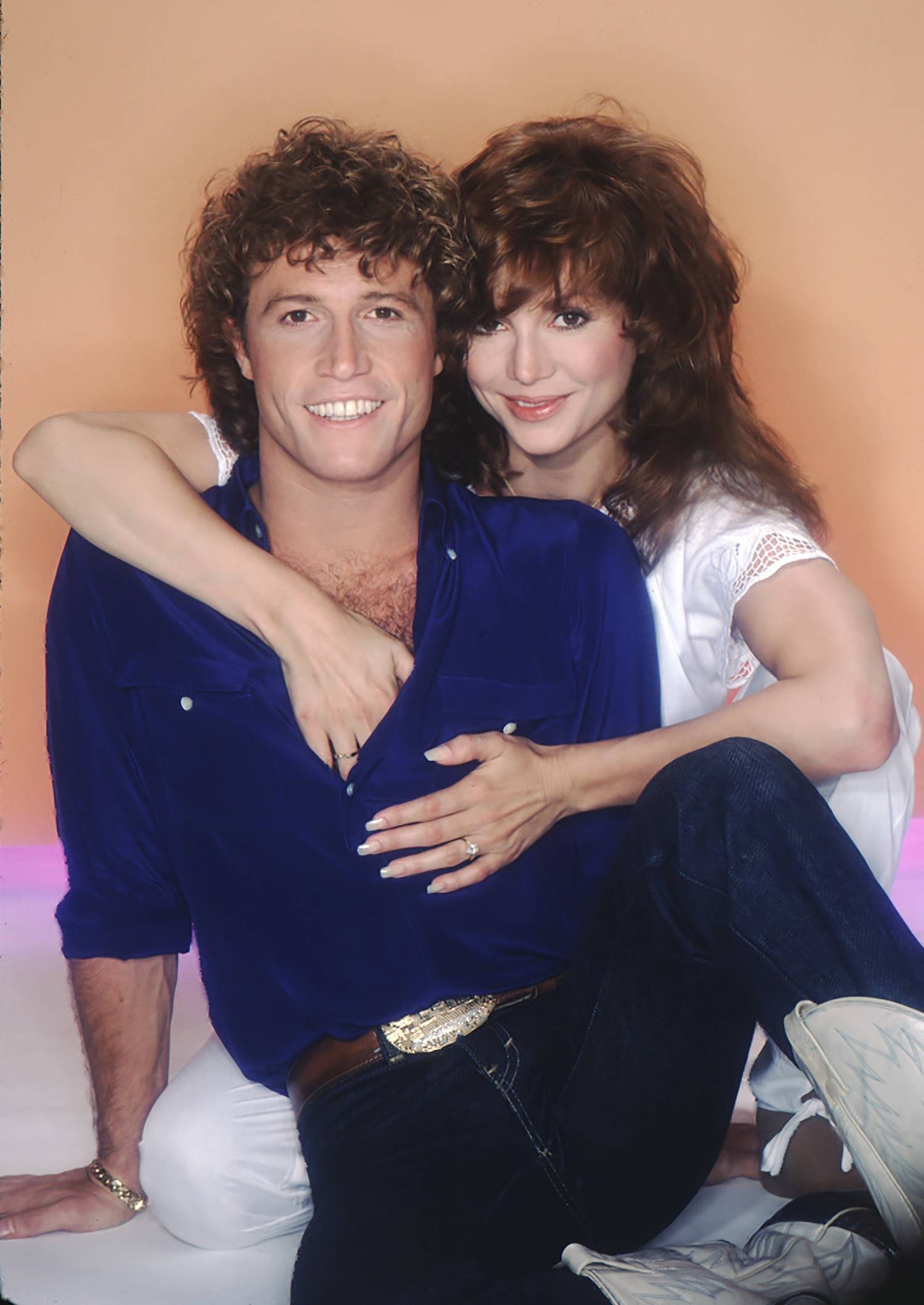 Victoria Principal és a nála nyolc évvel fiatalabb Andy Gibb 1981-től 1982-ig alkottak egy párt.