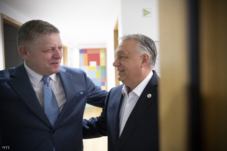 Orbán Viktor magyar (j) és Robert Fico szlovák kormányfő az Európai Unió rendkívüli csúcstalálkozója előtt Brüsszelben, 2025. március 6-án