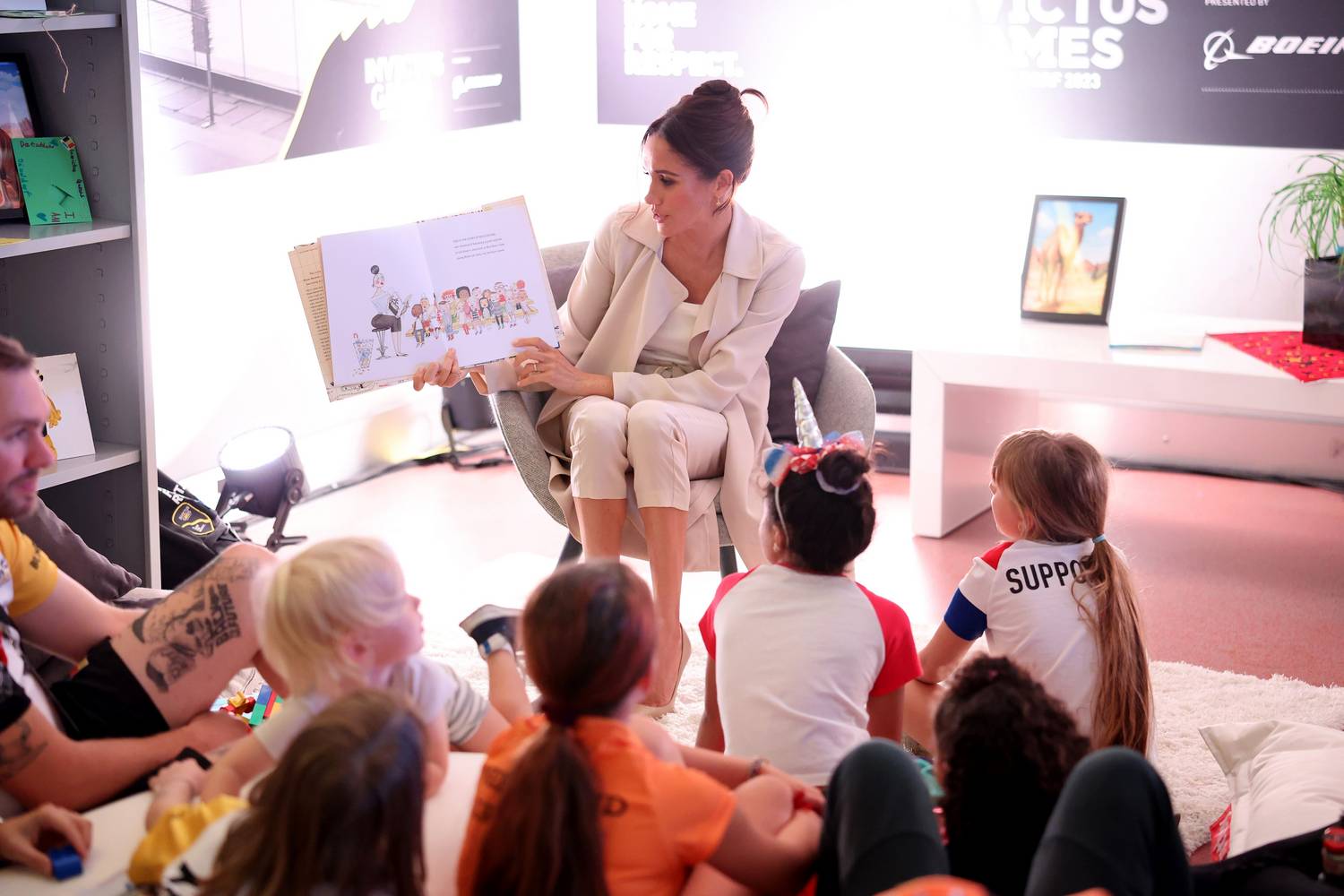 Meghan 2023-ban Düsseldorfban olvasott mesét gyerekeknek.
