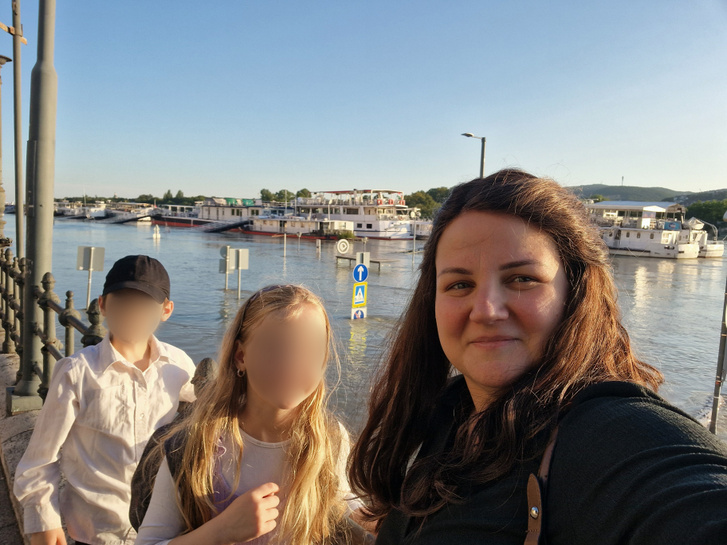 Liora Ruth és két gyermeke
