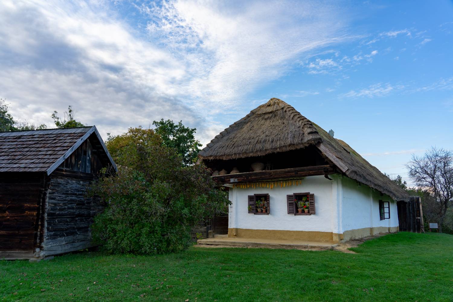 A vidéki elvonulás gondolata a külföldről érkező turistákat is vonzza. Hazánk érintetlen természetvédelmi területe, az Őrség tökéletes a feltöltődésre, míg a termelői piacok és vásárok, illetve a sokszínű kulturális programok felpezsdítik az itt töltött napokat. Rengeteg aktív kikapcsolódásra van itt lehetőség, túrázni, lovagolni, evezni, horgászni és gombászni is lehet.