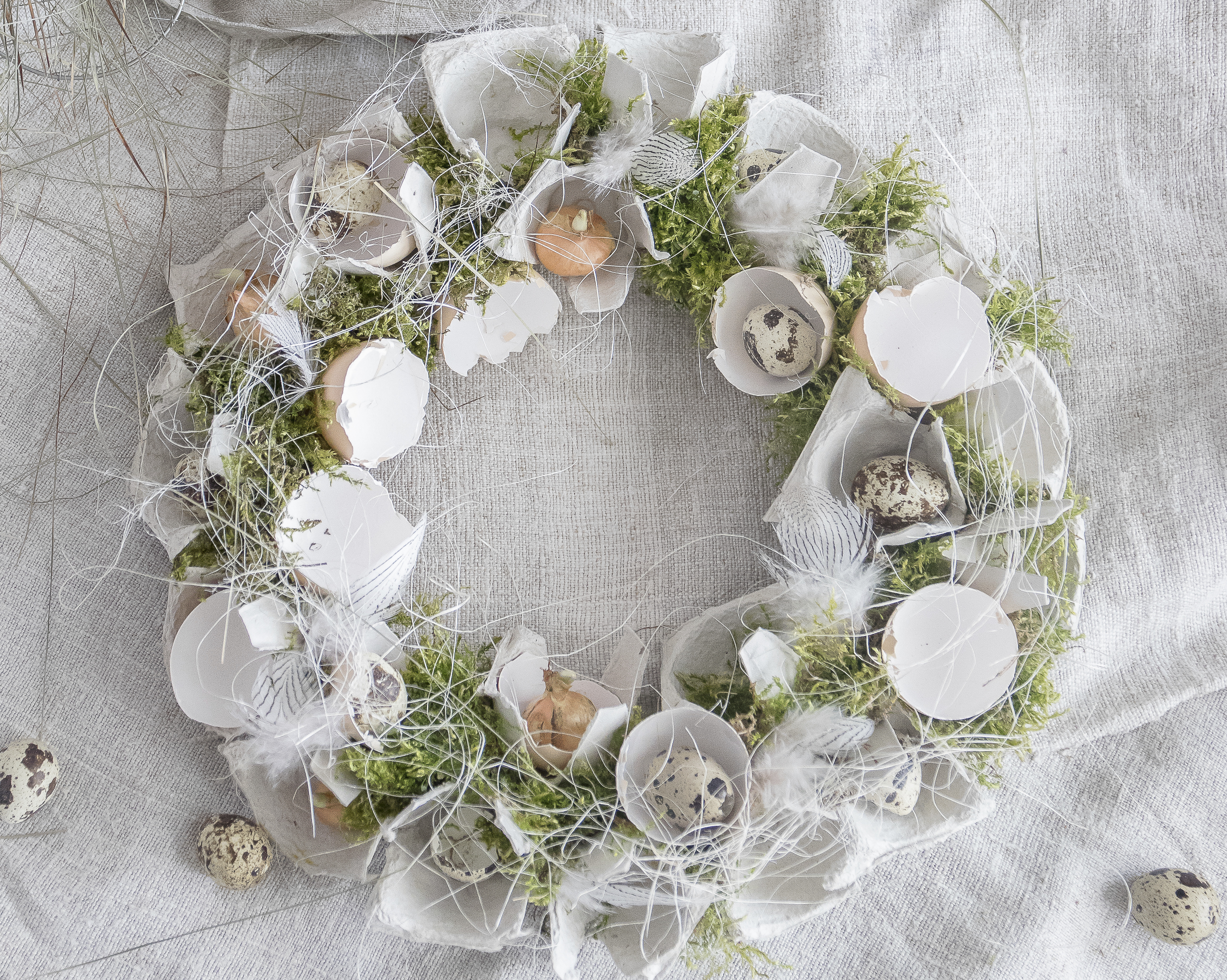 A félbetört tojáshéjak csodásan mutatnak egy rusztikus hangulatú, ágas-bogas, kusza koszorún.