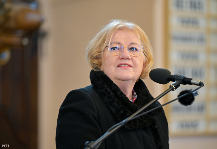 Szili Katalin miniszterelnöki főtanácsadó beszédet mond Jókai Mór születésének 200 éves évfordulóján tartott megemlékezésen a református templomban, Révkomáromban 2025. február 18-án