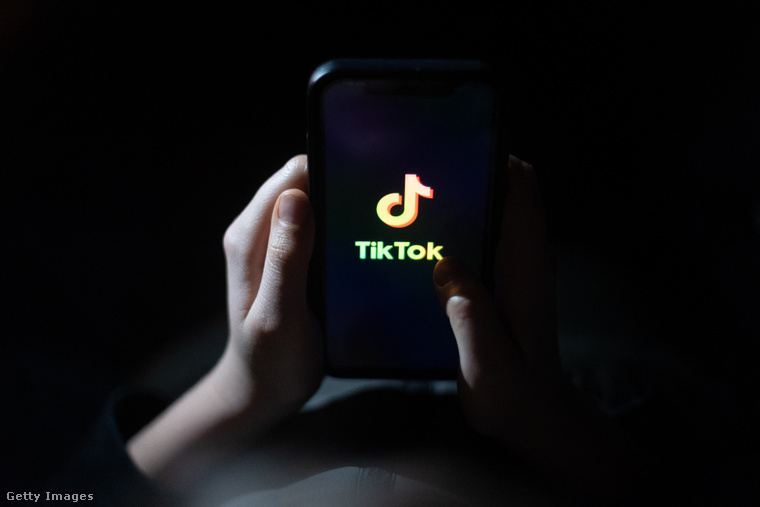 A TikTok-on bizonyos időpont után egy teljes kijelzős értesítés fog megjelenni, ami figyelmezteti a fiatalokat, hogy elérkezett az alvásidő. (Fotó: Matt Cardy / Getty Images Hungary)