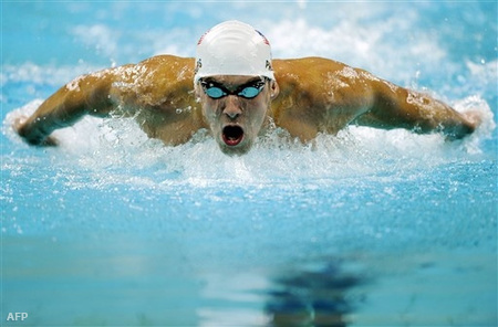 Kína: Michale Phelps világrekordot úszik a kétszáz méteres pillangóúszás döntőjében.
