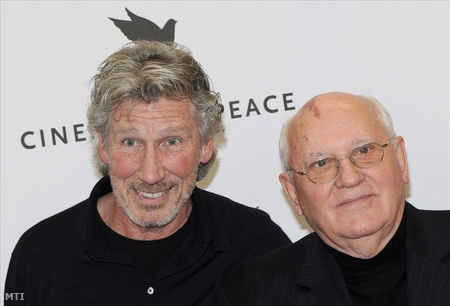 Roger Waters és Mihail Gorbacsov Berlinben