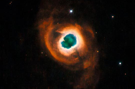A vörös a nitrogén, a zöld a hidrogén, a kék pedig az oxigén kibocsátást mutatja. (NASA, ESA)
