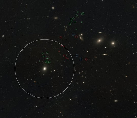 Az M87 háromszor nagyobb a Tejútrendszernél, de jóval kisebb, mint korábban gondolták.