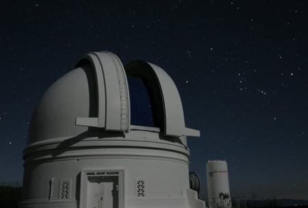 Az 1,22 m-es Samuel Oschin Schmidt-teleszkóp kupolája a Palomar-hegyen
