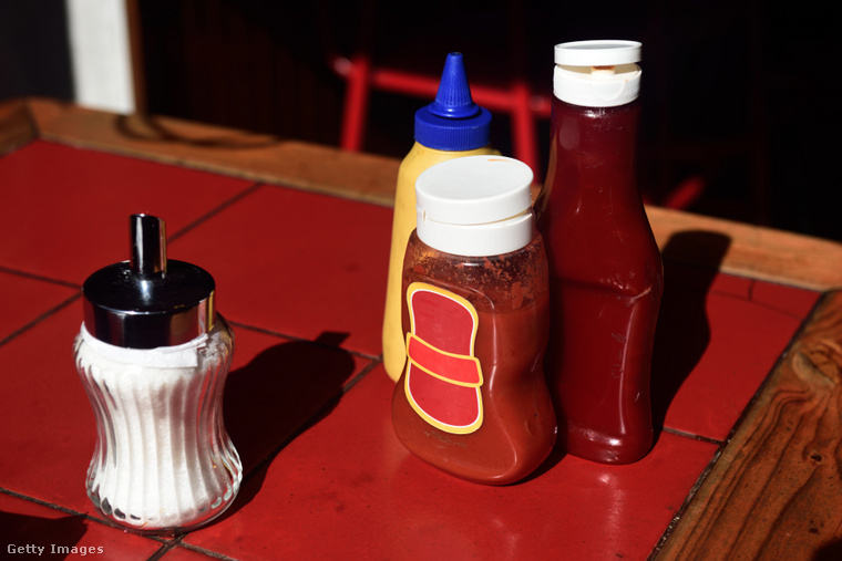 A ketchup és más szószok is sok cukrot tartalmazhatnak. (Fotó: Feifei Cui-Paoluzzo / Getty Images Hungary)