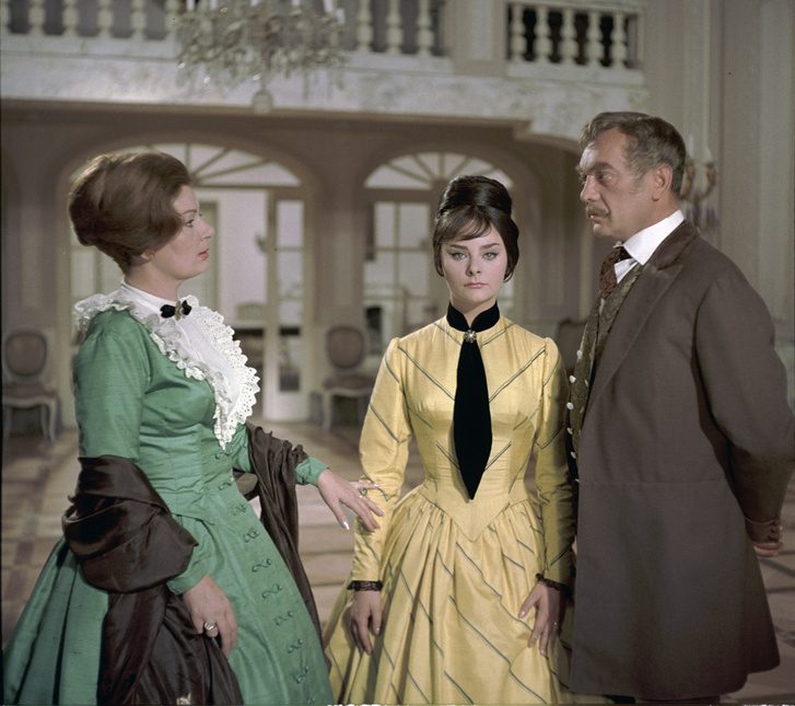 Béres Ilona középen áll a forgatáson készült képen. Jobbján az 1995-ben elhunyt Szemere Vera áll, aki Plankenhorst Antoinette-et alakította. Balján az 1977-ben meghalt Básti Lajos Rideghváry Bence szerepében.