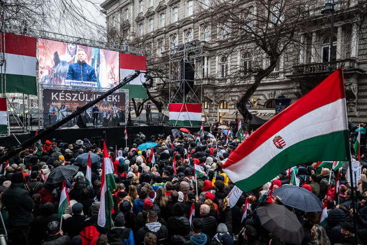 Megpróbálták megzavarni Orbán Viktor beszédét, az Andrássy úton ünnepelt a&nbsp;Tisza Párt
