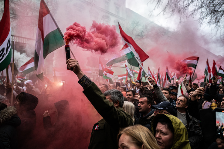 Megpróbálták megzavarni Orbán Viktor beszédét, az Andrássy úton ünnepelt a&nbsp;Tisza Párt