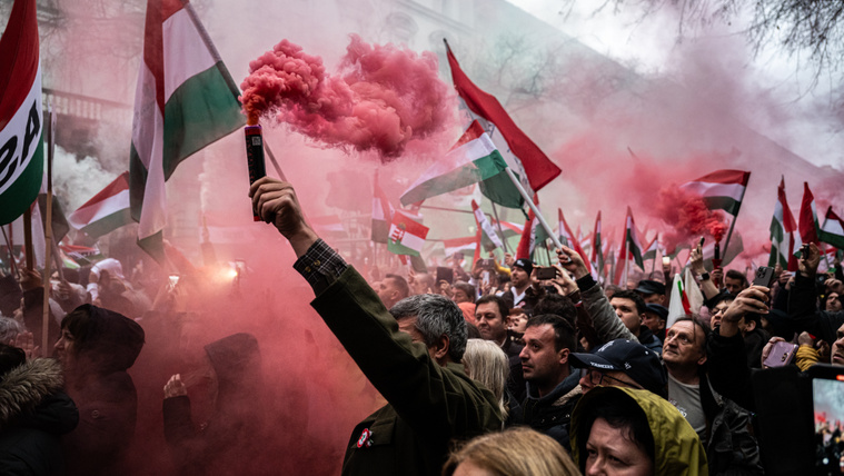 Kisebb balhé Orbán Viktor beszédén, az&nbsp;Andrássy úton ünnepelt a&nbsp;Tisza Párt