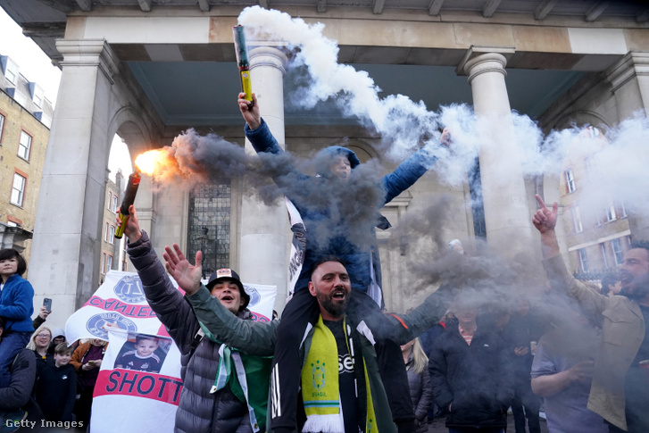 A Newcastle fanatikusai már kora délelőtt elkezdtek hangolni a fináléra