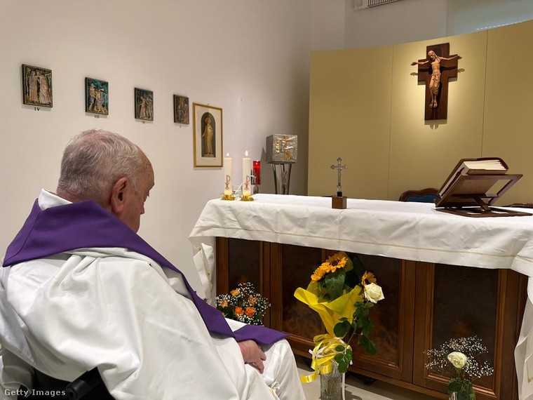 Ferenc pápa a római Gemelli Klinika kápolnájában. (Fotó: Vatican Pool / Getty Images Hungary)