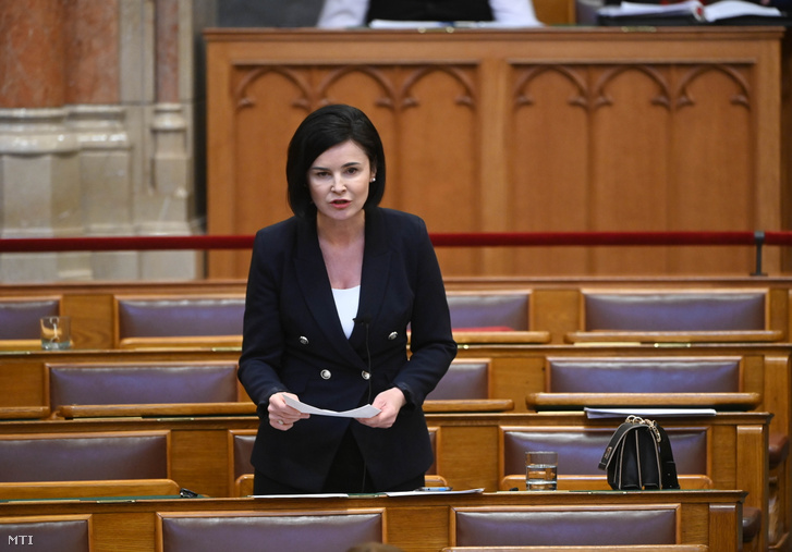Kunhalmi Ágnes, az MSZP képviselője felszólal napirend előtt az Országgyűlés plenáris ülésén 2025. március 18-án