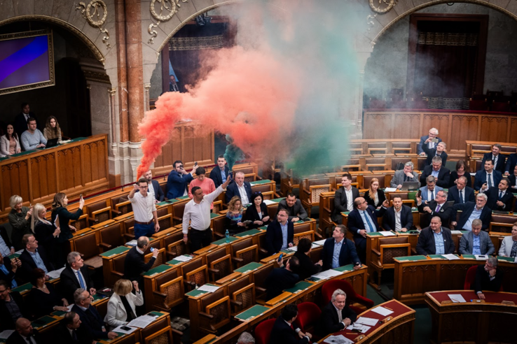 A Momentum válasza Magyar Péternek: Sajnáljuk, hogy inkább behúzza fülét-farkát
