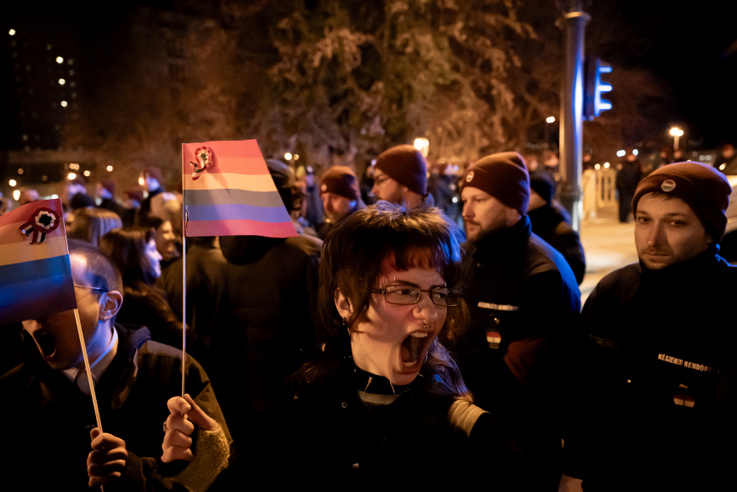 Több órás patthelyzet és rendőrsorfal, így zajlott a Pride betiltása elleni tüntetés