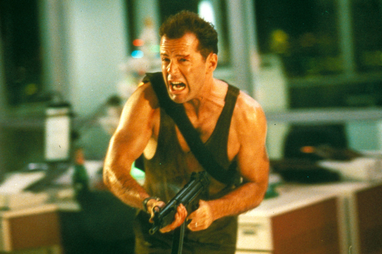 Bruce Willis fiatalon, mindössze 23 évesen szerepelt a Die Hard - Drágán add az életed című filmben, amivel azonnal világhírnévre tett szert