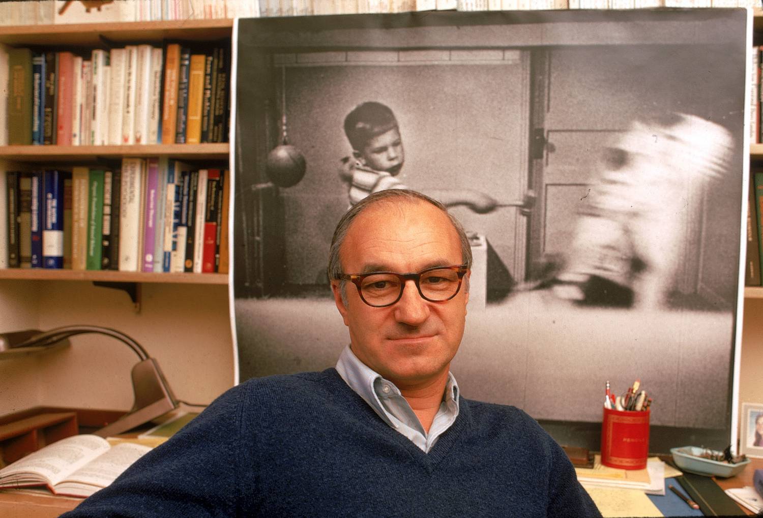 Albert Bandura a pszichológia kognitív forradalmának jelentős alakja volt. Szociális tanuláselmélete a megfigyeléses tanulás, az utánzás és a modellalkotás folyamatait vizsgálta. Kutatta a családi nevelés és a társadalmi beilleszkedés összefüggéseit, az agressziót. Híres kísérlete a Bobo baba-vizsgálat, amiben egy bábut gyerekek előtt bántalmaztak, ami bizonyította a látott példák erejét az öröklött tényezőkkel szemben.