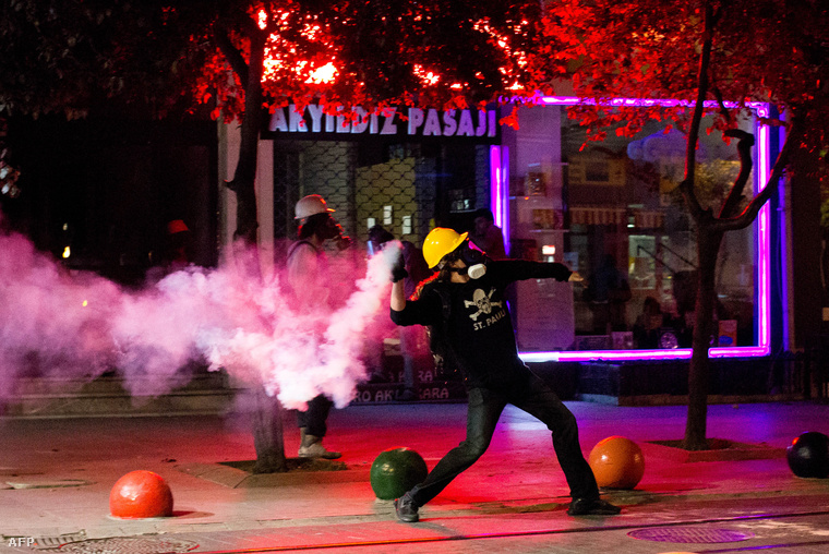 Tüntető Isztambulban
