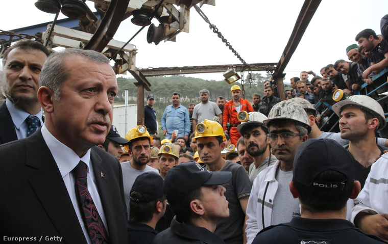 A török államfő Somában, a szerencsétlenség helyszínén