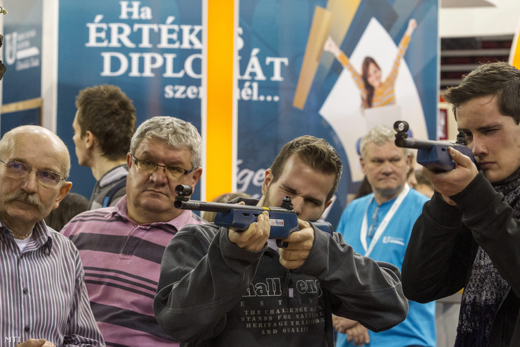 Érdeklődők célra tartást próbálnak ki a Nemzeti Közszolgálati Egyetem standján a 14. Educatio nemzetközi oktatási szakkiállításon a Papp László Budapest Sportarénában 2014. január 16-án.