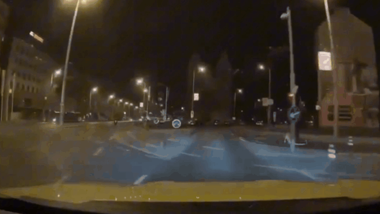 Taxi gázolt sötét ruhás, szabálytalan rollerest a Lehel téren