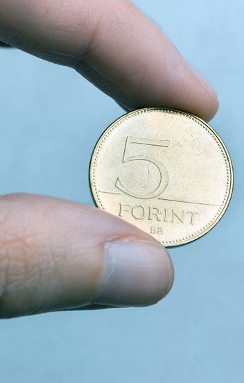 Van 4500 millió forint a lakosságnál, Varga Mihály dönt, meddig maradhat ott