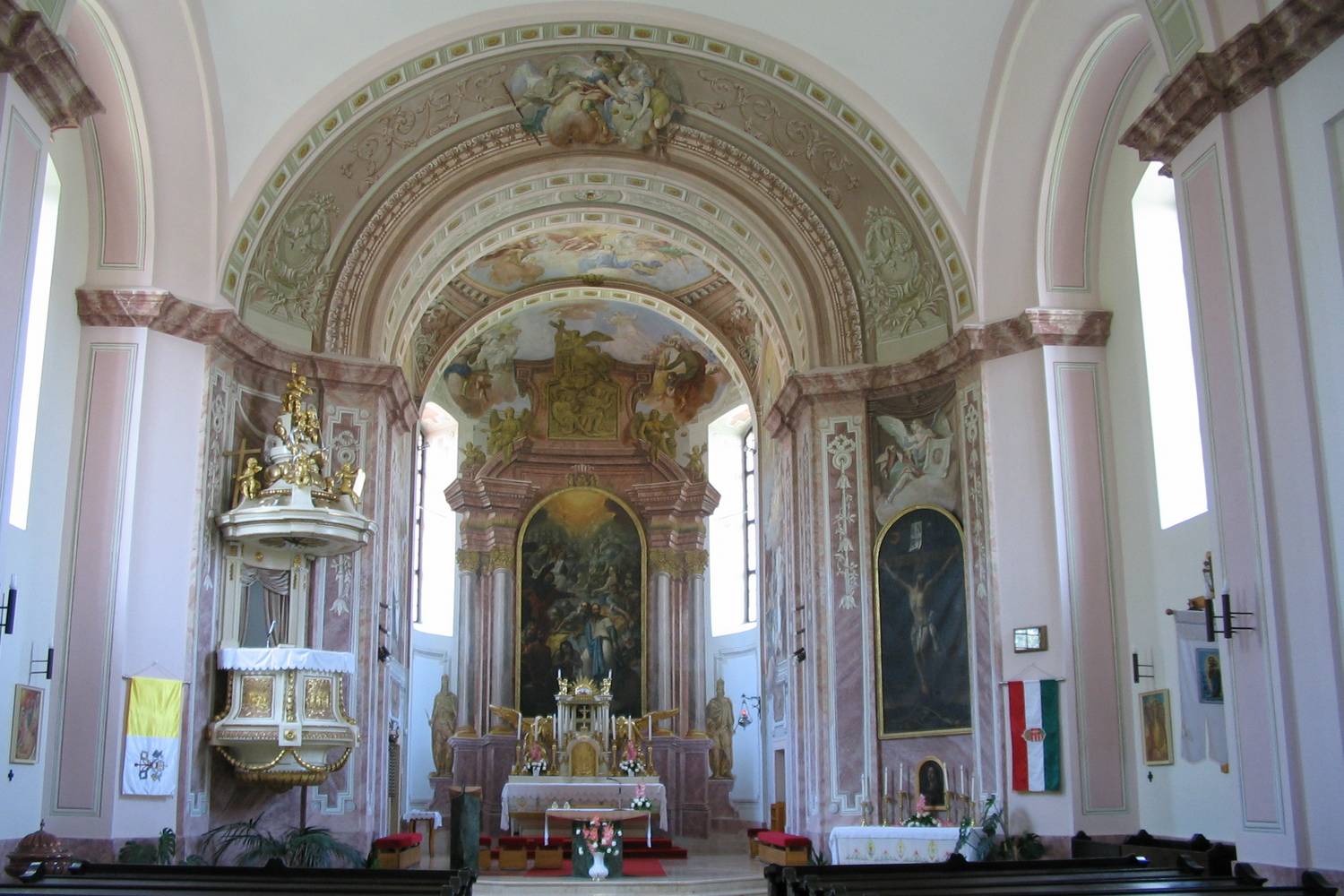 A Győrtől nem messze található Nyúl nem csak neve miatt lehet egy húsvéti utazás ideális célpontja, de a templomában őrzött Szent Kereszt-ereklye miatt is érdemes felkeresni. A Kökörcsin-körutat bejárva a méteres kalács és a leghosszabb palacsintakígyó magyar rekordját is magáénak tudó, tündéri kis falu legszebb helyeit érinthetik a kirándulók.