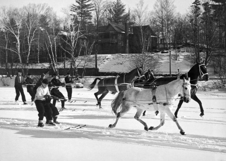 Síjöringezők versenyeznek egymással a befagyott Mirror Lake jegén. A fotó 1936 decemberében készült az USA-ban