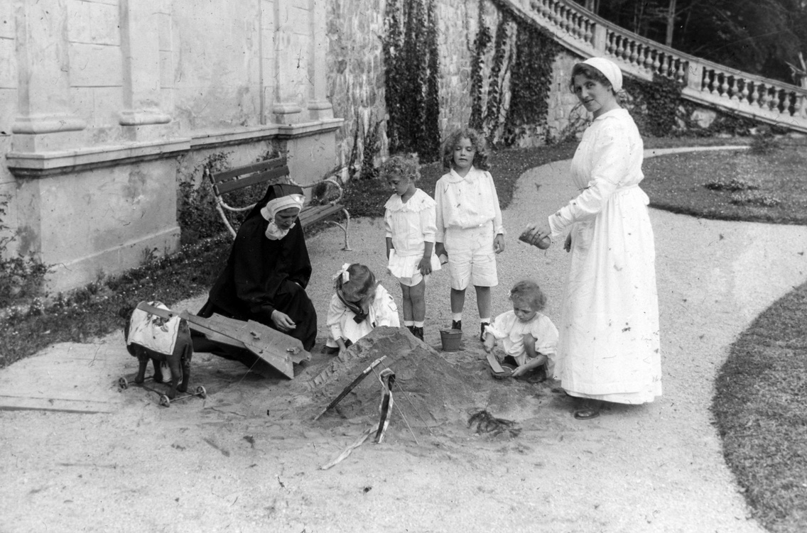 Habsburg Ottó és testvérei nevelőnőikkel 1917-ben