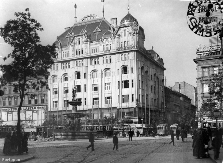 Kálvin tér, szemben a Danubius-kút, háttérben a Kecskeméti utca torkolatánál a Pintér-bérpalota, jobbra a Geist-ház, 1910