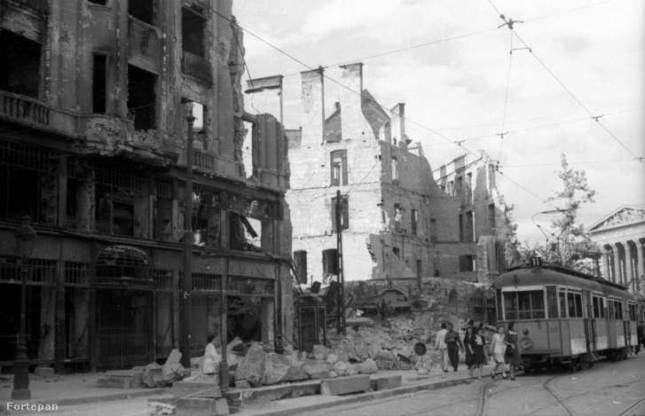 Kálvin tér északi oldala, háttérben a Magyar Nemzeti Múzeum, 1945